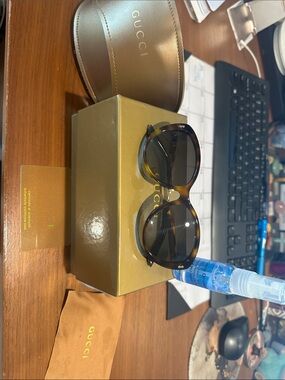 Gucci Round Tortoiseshell Sunglasses with Dark Lenses